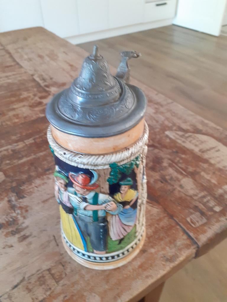 Duitse bierpul van meerkleurig aardewerk met metalen klep., Antiek en Kunst, Ophalen of Verzenden