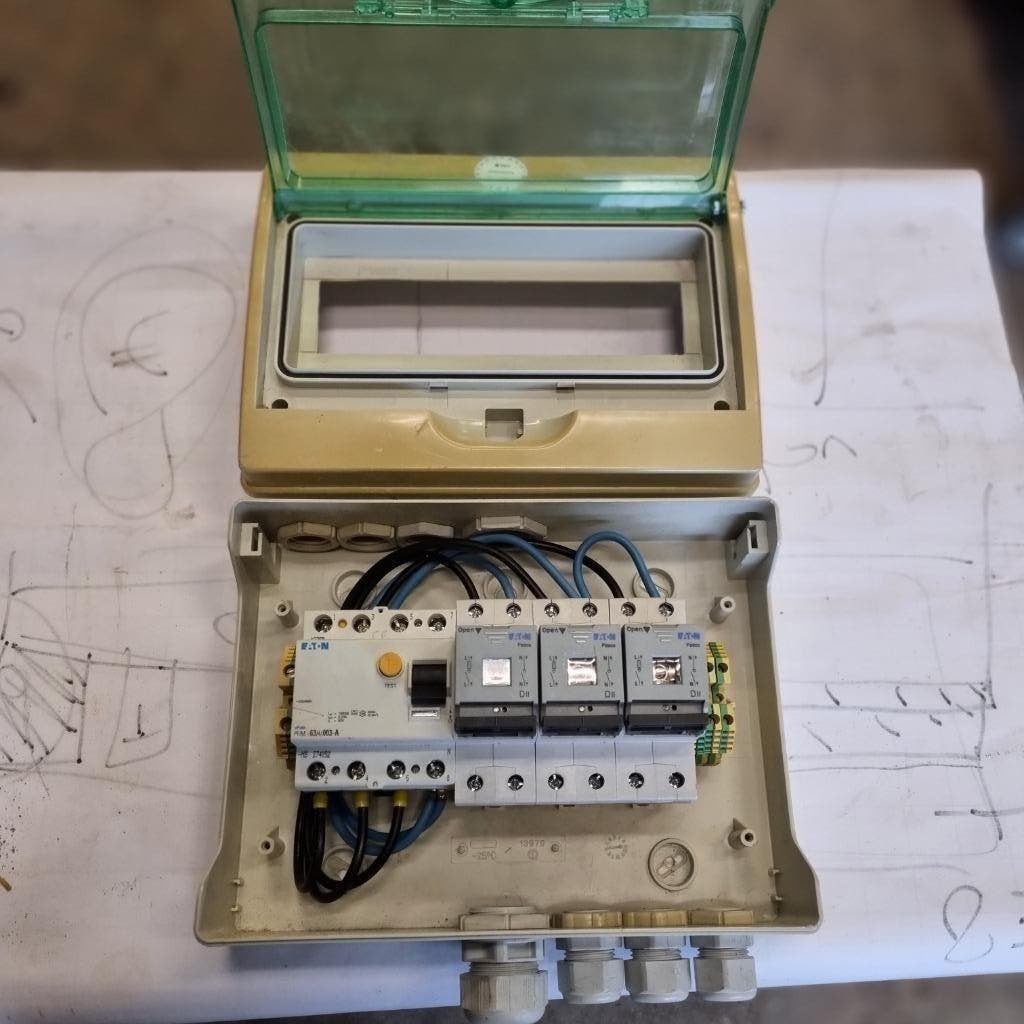 ELEKTRA GROEPENKAST AARDLEKSCHAKELAAR MET 3 GROEPEN  230 V, Gebruikt, Ophalen of Verzenden, X, X