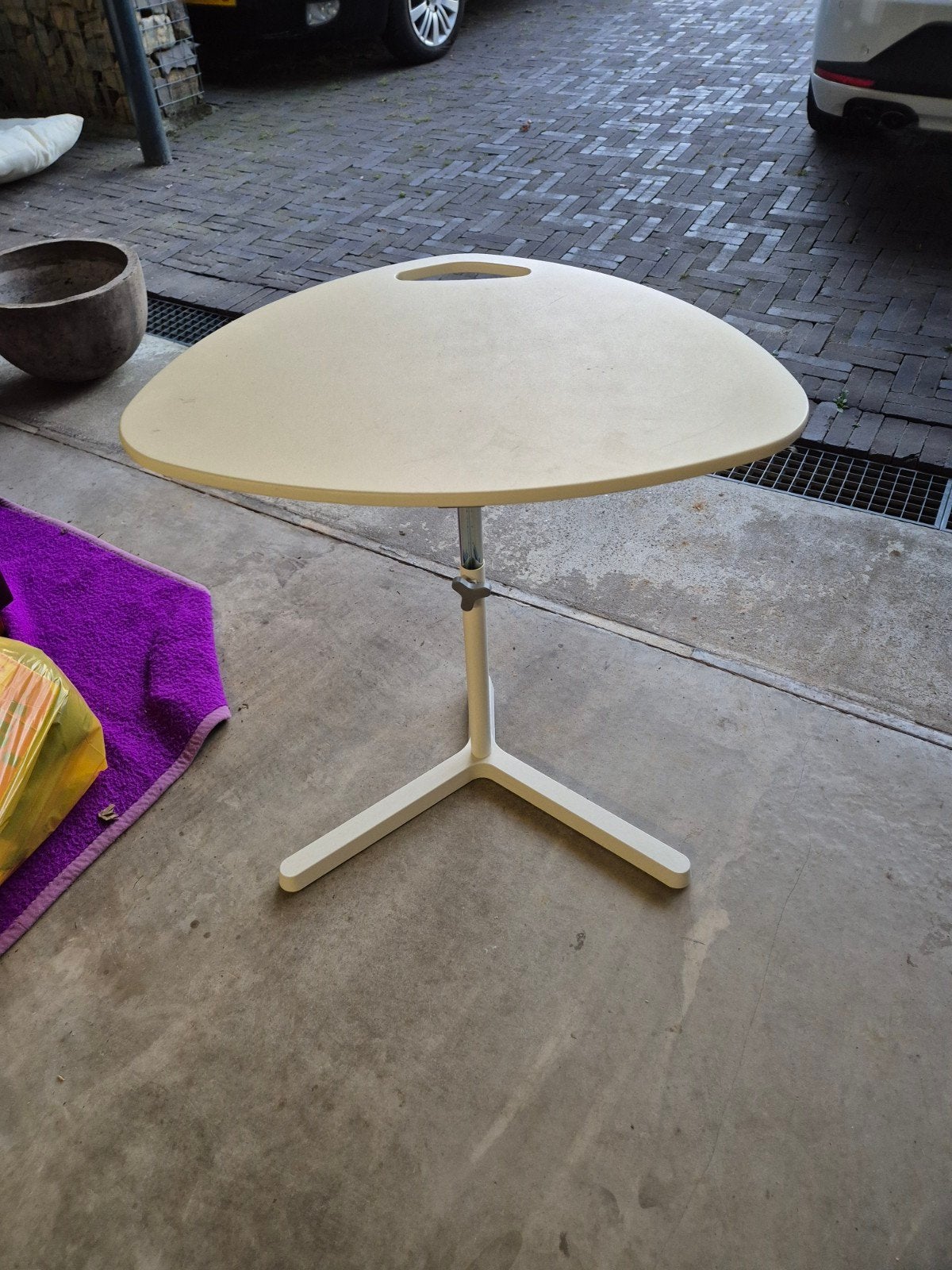 Verstelbare bijzettafel - Modern design ikea, Huis en Inrichting, Tafels | Bijzettafels, Gebruikt, 55 tot 75 cm, Modern, Organisch