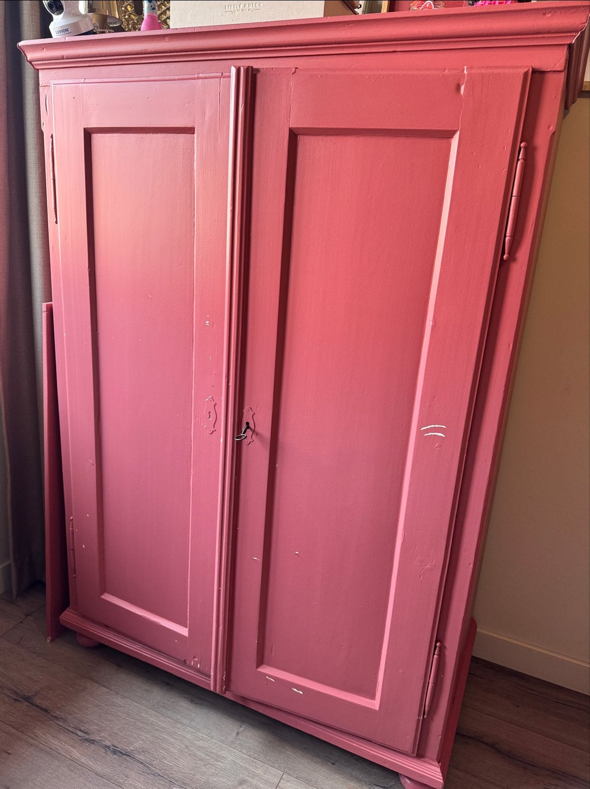 Oud roze kinderkledingkast met roede en planken, Ophalen, Gebruikt, Kast, 105 cm of meer