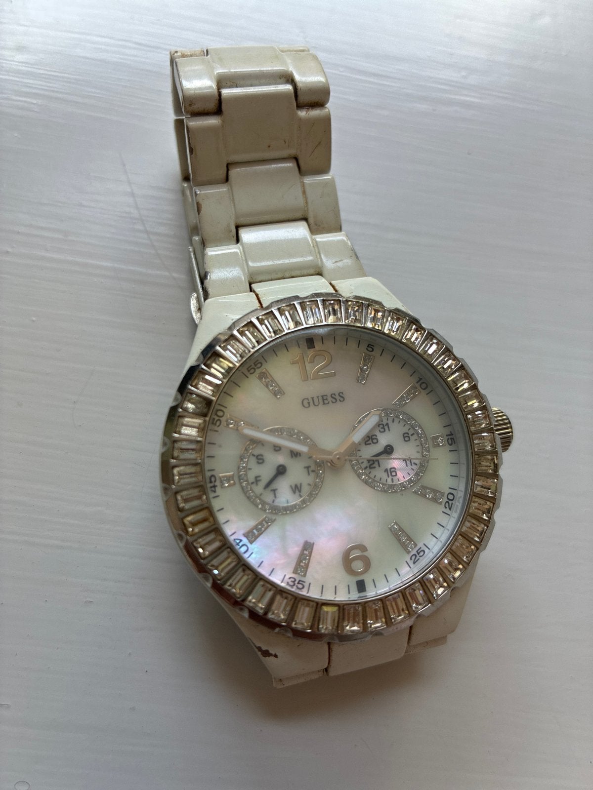 Origineel Guess horloge met parelmoer en steentjes, Gebruikt, Guess, Polshorloge, Ophalen of Verzenden