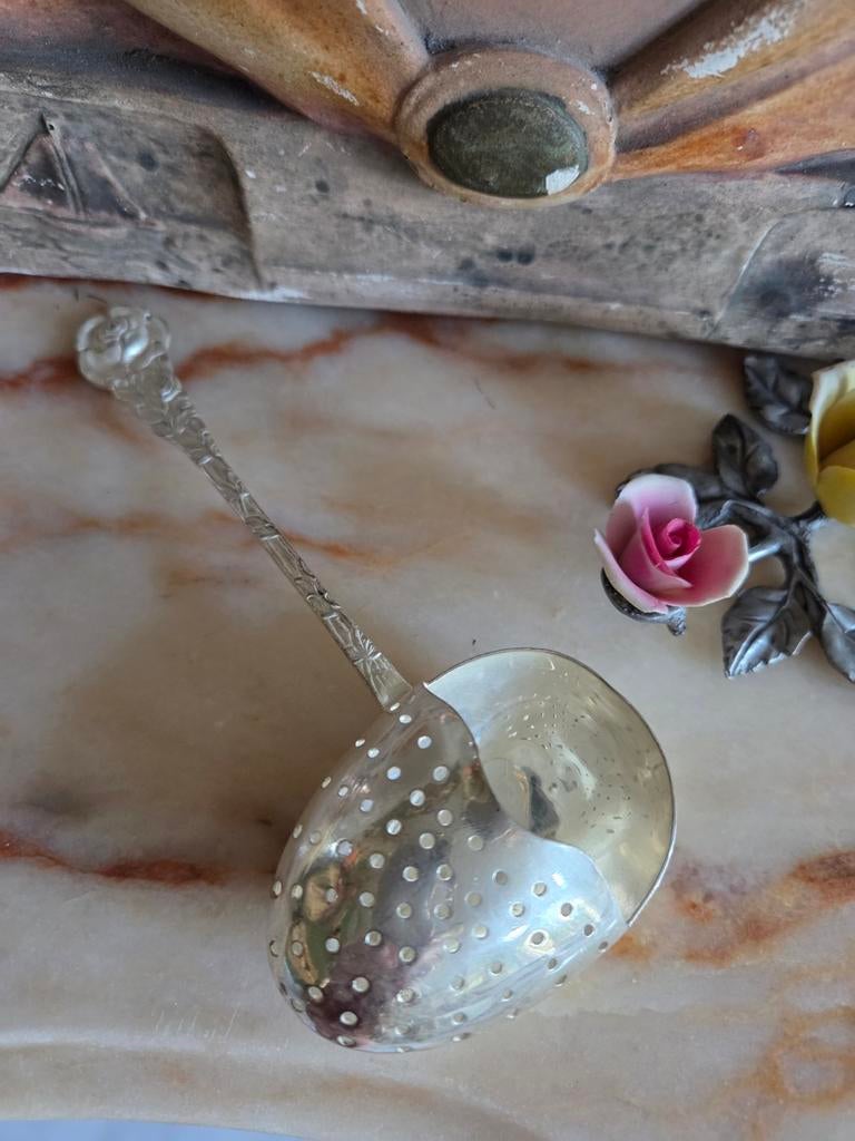 Verzilverd theezeefje met roosdecoratie, Antiek en Kunst, Ophalen of Verzenden