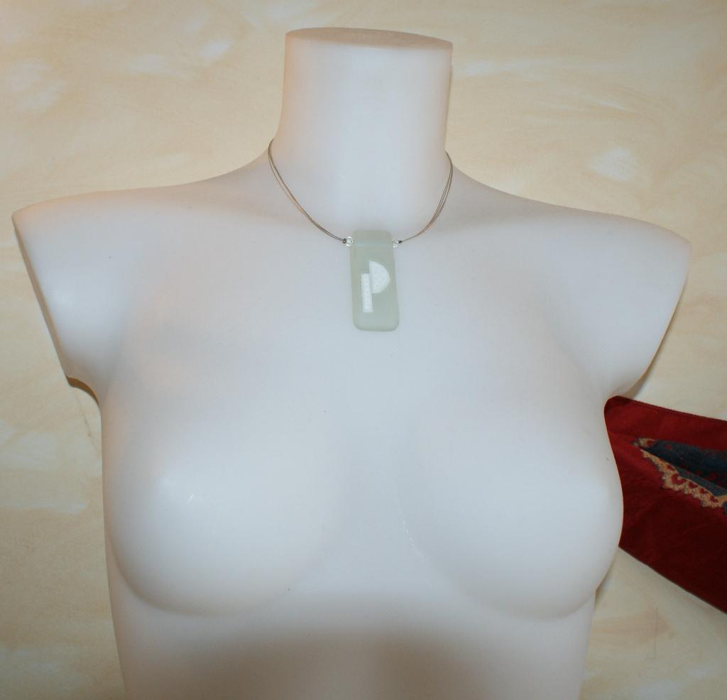 Choker ketting 4 staaldraden, matglazen hanger met P-letter., Met hanger, Ophalen of Verzenden, Zo goed als nieuw, Steen of Mineraal