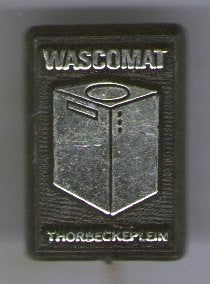 Wascomat zilver op zwart wasmachine speldje ( W_453), Ophalen of Verzenden, Nieuw, Merk, Speldje of Pin