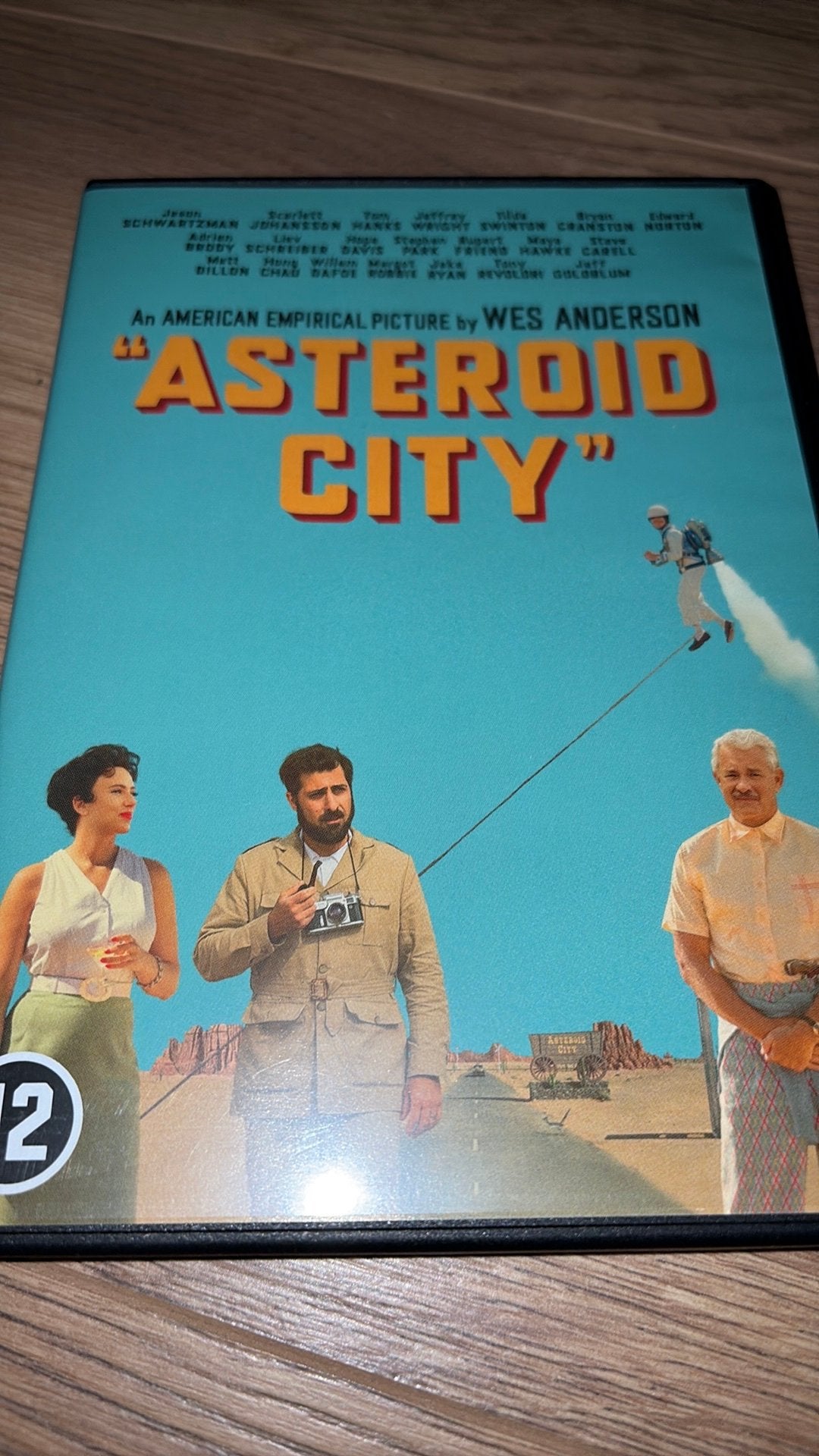 Asteroid City van Wes Anderson met een absolute sterrencast., Vanaf 16 jaar, Ophalen of Verzenden, Zo goed als nieuw, Overige gebieden