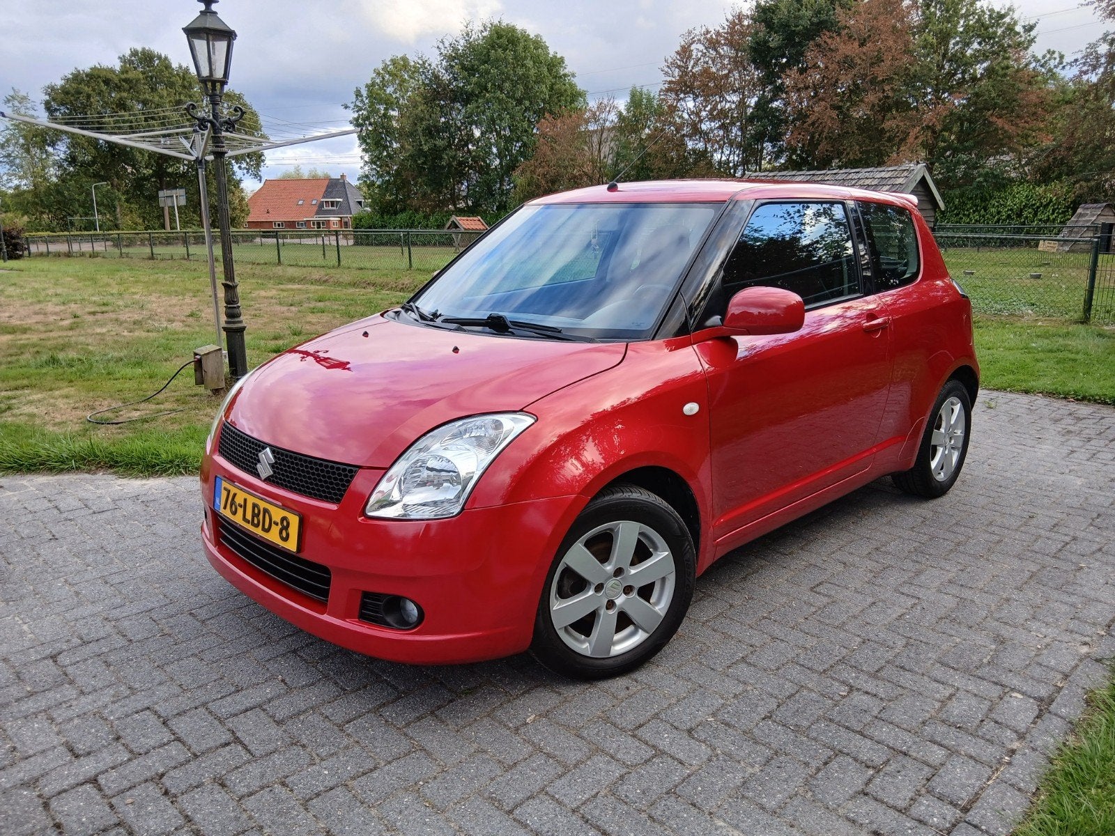 Suzuki Swift 1.3 3D 2010 Rood, Auto's, Suzuki, Stof, Swift, Origineel Nederlands, Handgeschakeld