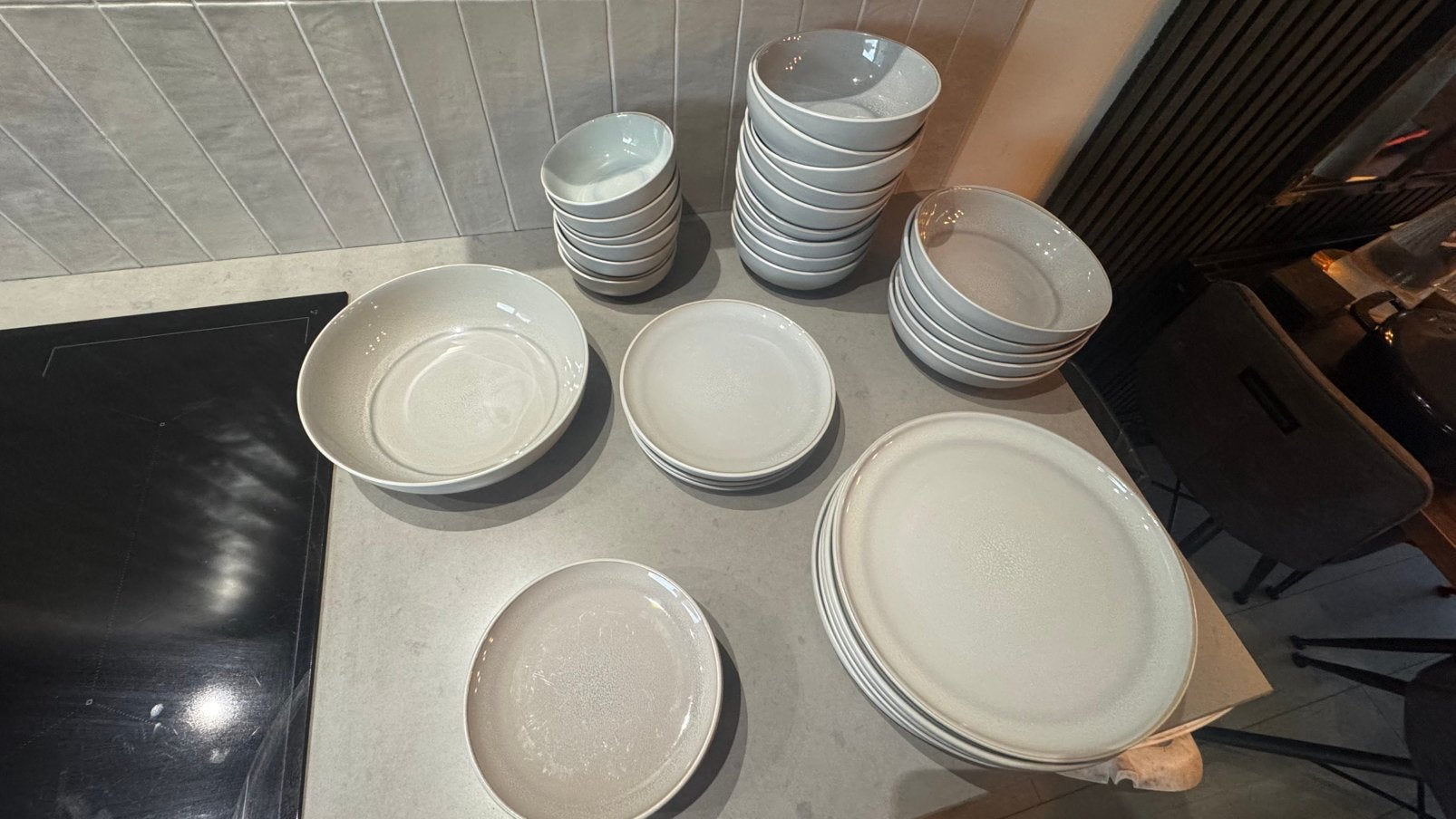Zeer compleet Hema helsinki servies lichtgrijs, Huis en Inrichting, Ophalen, Hema, Bord(en), Modern