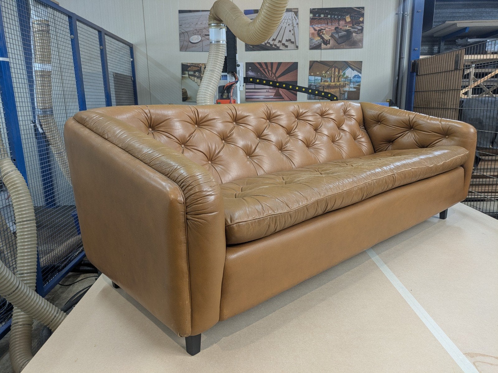 Artifort C610 Chesterfield bank in cognac leer, Ophalen, Gebruikt, 150 tot 200 cm, Driepersoons