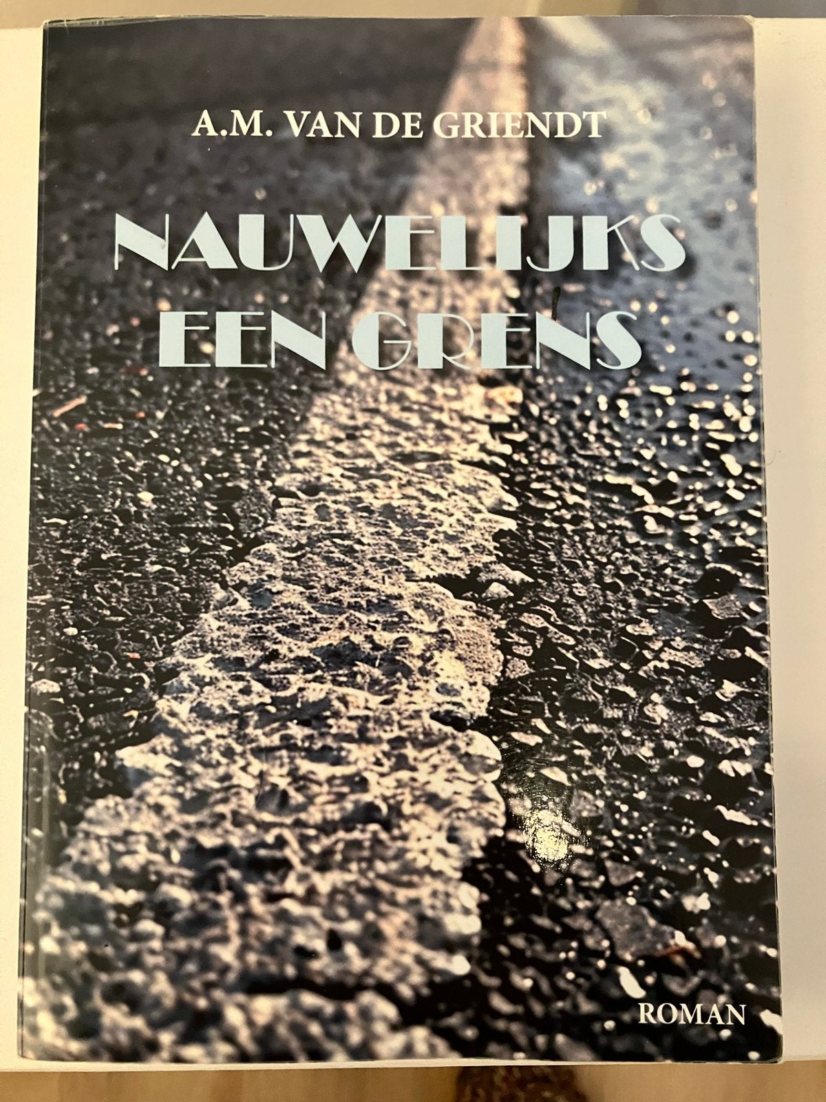 Nauwelijks een grens - A.M. van de Griendt (Roman), Boeken, Ophalen of Verzenden, Zo goed als nieuw, Nederland