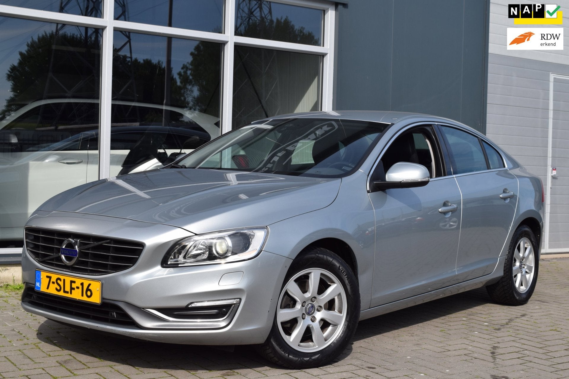 Volvo S60 1.6 T3 Summum | Xenon | Navi | Leder | APK 6-2027, Auto's, Voorwielaandrijving, 1596 cc, Gebruikt, Zwart