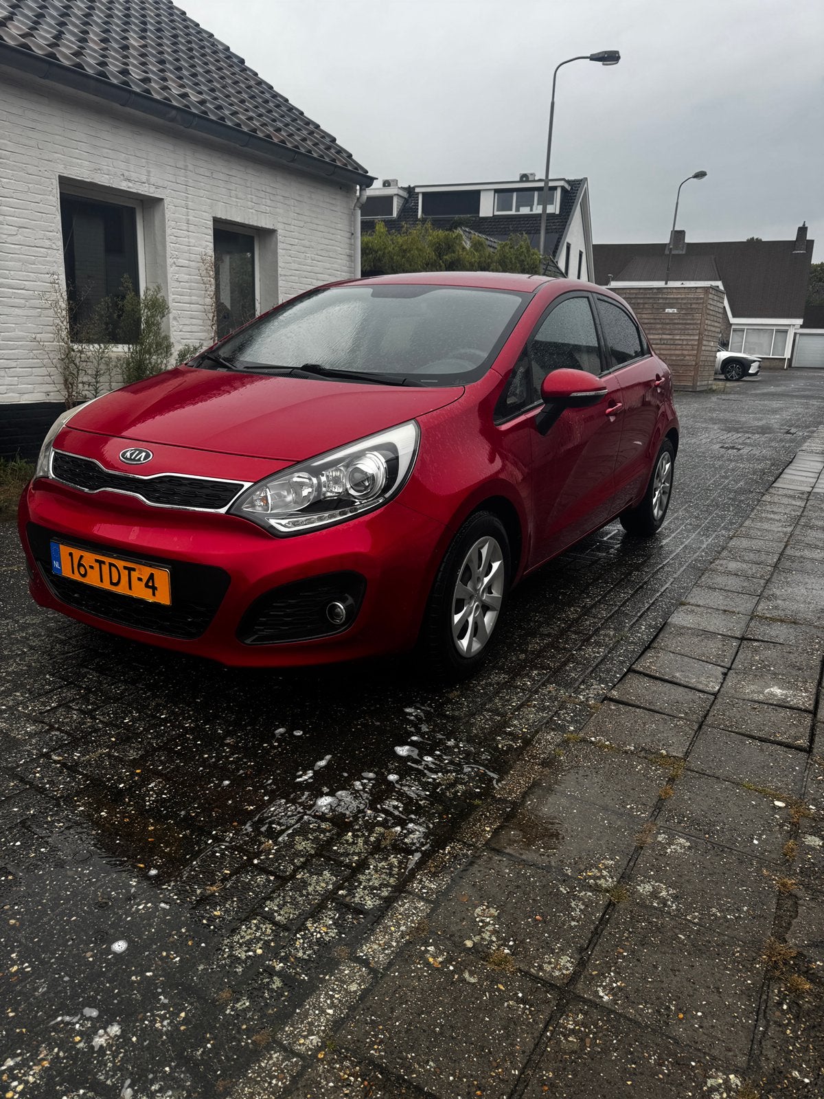 Kia Rio 1.2 I 5DRS 2012 Rood | 191.000 km | APK januari 2027, Auto's, Multifunctioneel stuurwiel, 40 €/maand, 4 cilinders, Origineel Nederlands