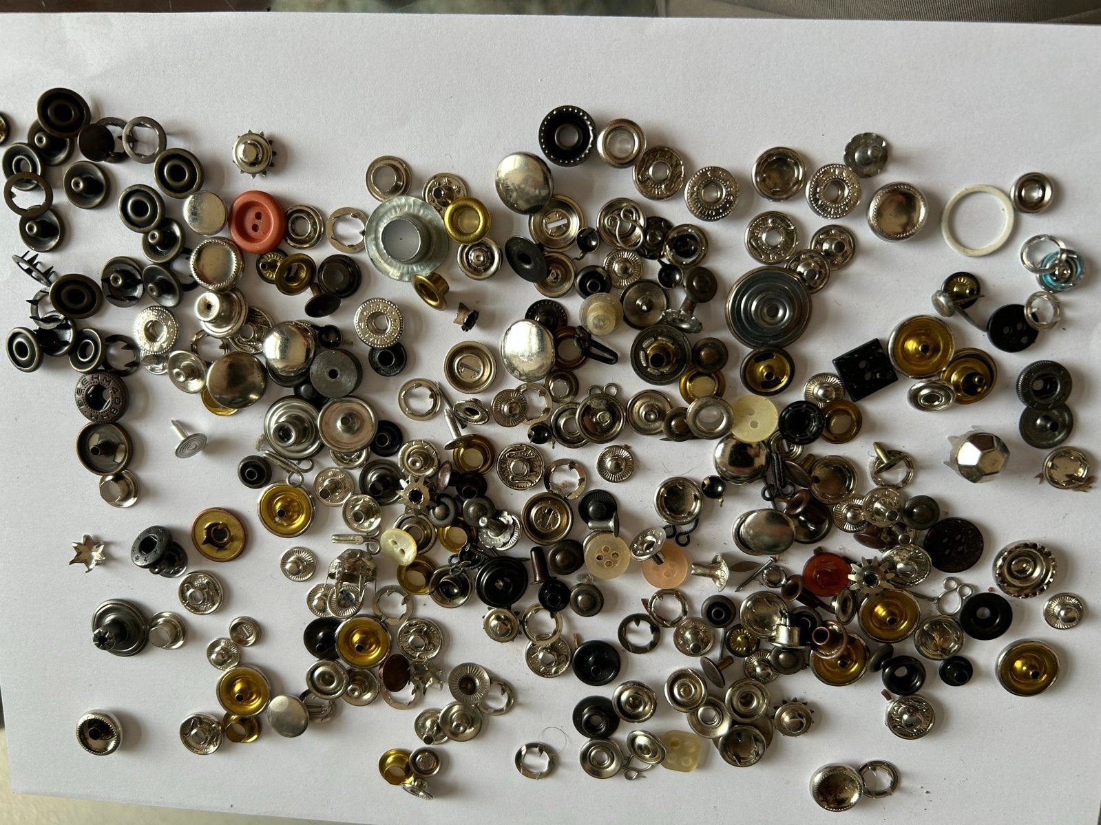 Grote collectie drukknopen en fournituren, Ophalen of Verzenden, Gebruikt, Knoop of Knopen
