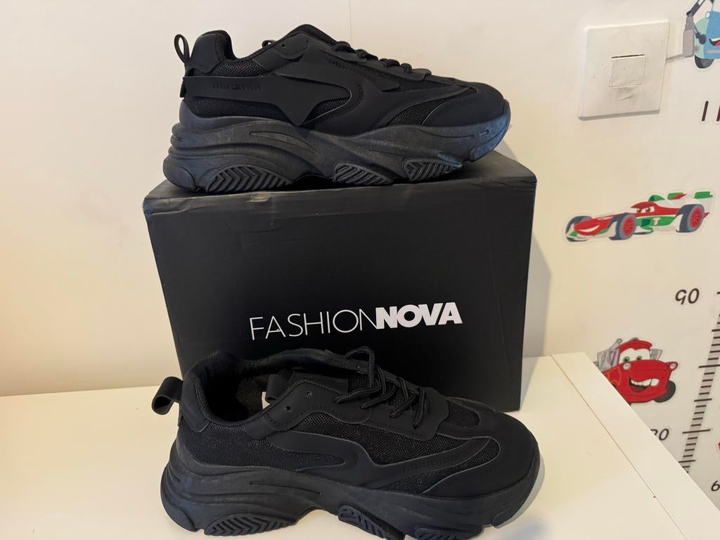 NIEUW Fashion Nova sneakers zwart maat 40/41 (US9), Kleding | Dames, Ophalen of Verzenden, Nieuw, Zwart, Sneakers of Gympen