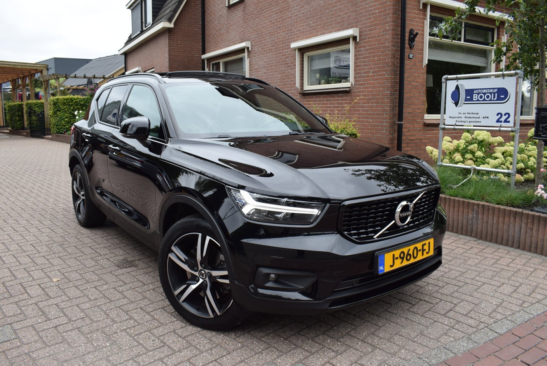 Volvo XC40 1.5 T5 Recharge R-Design AUTOM/PANO DAK/ADAP CRUI, Auto's, Volvo, Dealer onderhouden, Euro 6, Lichtsensor, Zwart