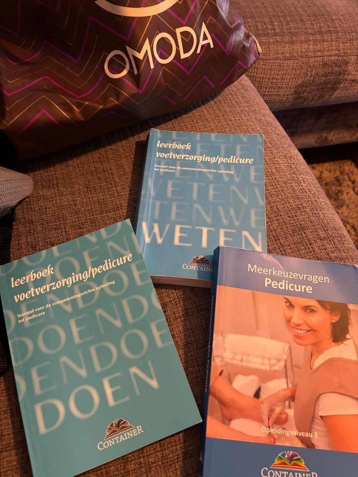 3 Leerboeken Pedicure Opleiding (Weten, Doen, Meerkeuzevrage, Ophalen of Verzenden, Zo goed als nieuw, MBO