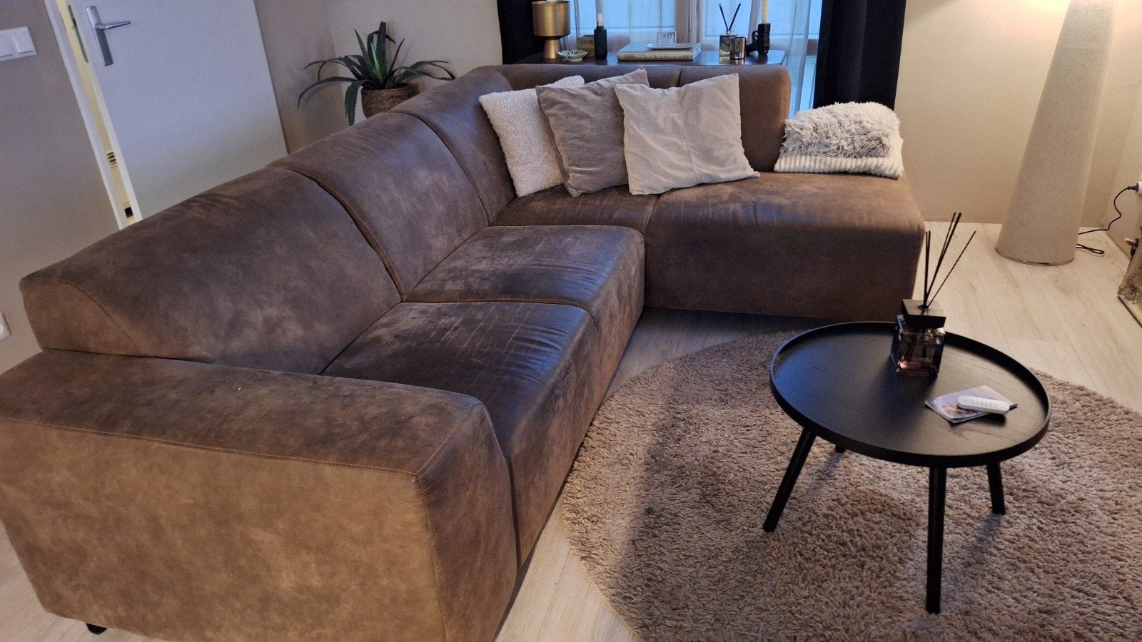 Comfortabele bruine hoekbank, zo goed als nieuw, Huis en Inrichting, Ophalen, Modern, Comfortabel, 250 tot 300 cm, Gebruikt