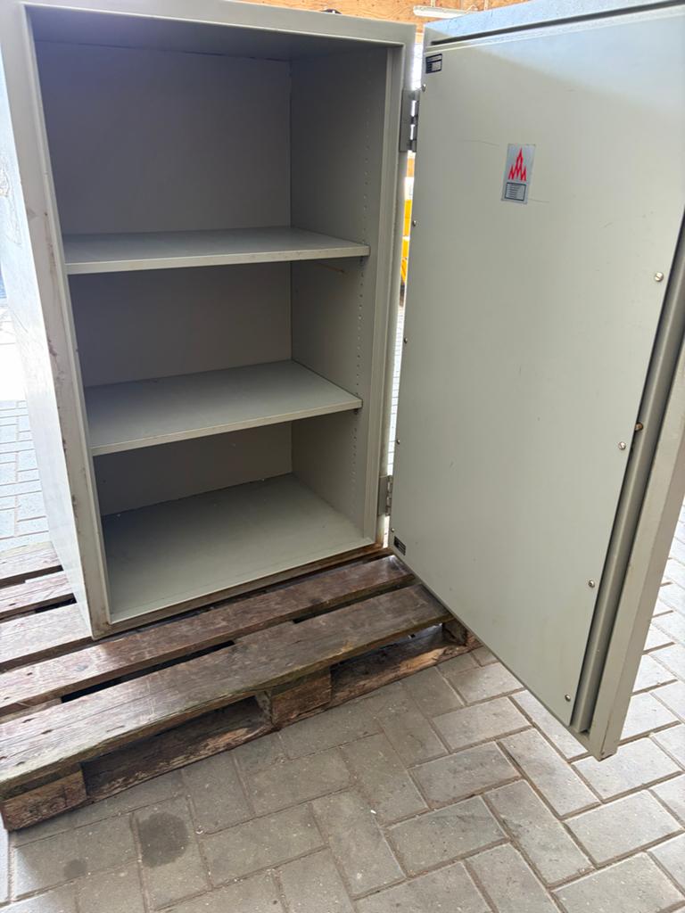 LIPS Brandkast / Kluis met 3 planken, Ophalen, Gebruikt, 100 tot 150 cm, 50 tot 100 cm