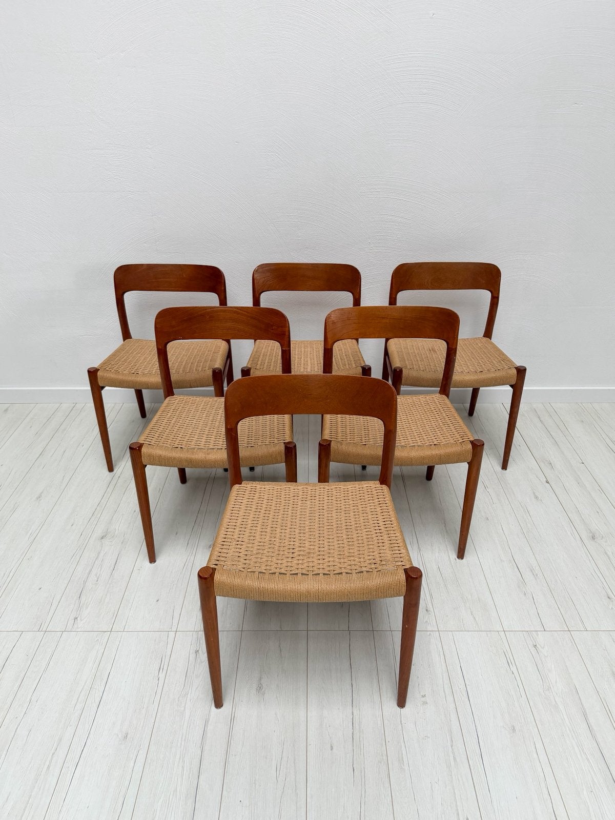 6x Deense teakhouten eetkamerstoelen nr. 75 Møller jaren 50, Huis en Inrichting, Stoelen, Bruin, Ophalen of Verzenden, Zo goed als nieuw