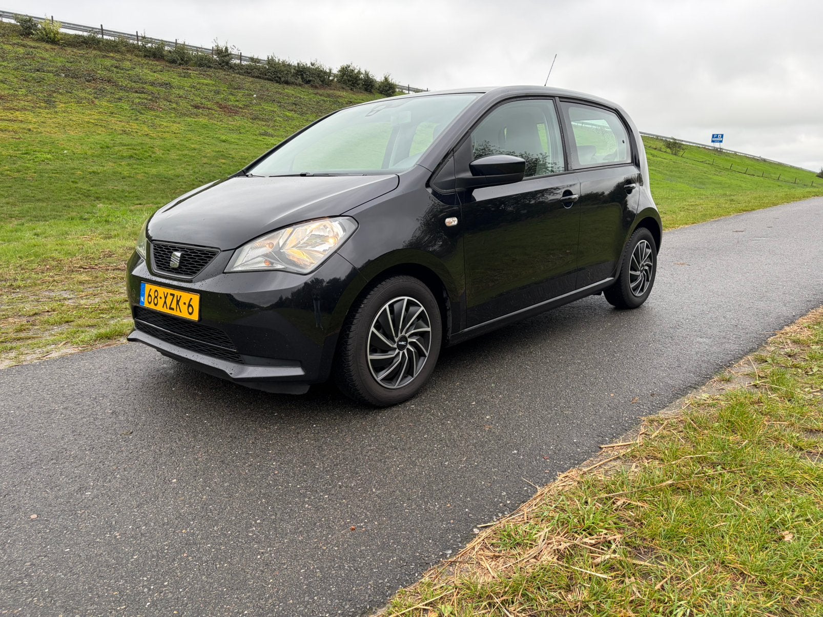 Seat Mii 1.0 55KW 2012 Zwart, Auto's, Voorwielaandrijving, Euro 5, Stof, 74 pk