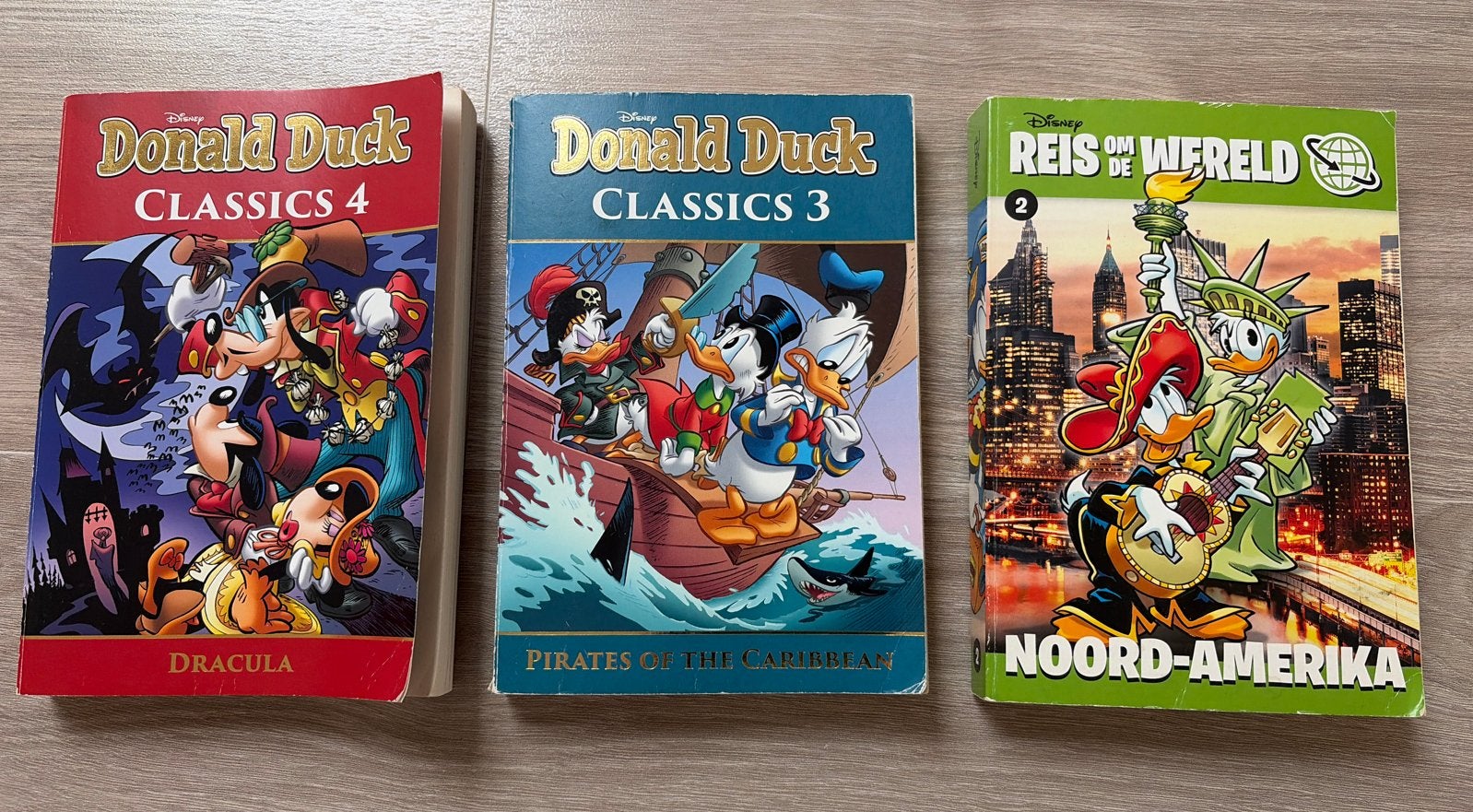 Donald Duck Classics en Reis om de Wereld stripboeken, Boeken, Meerdere stripboeken, Ophalen of Verzenden, Gelezen