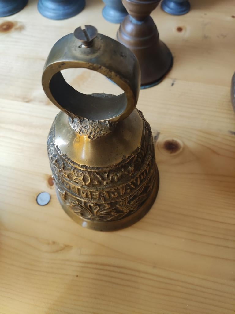 Antieke Bronzen Bel met Reliëfdecoratie, Ophalen, Brons