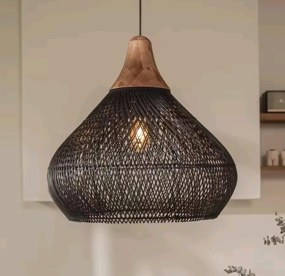 Stijlvolle rotan hanglamp - Zwart met houten accent, 50 tot 75 cm, Nieuw, Ophalen of Verzenden, Boho, Modern, Scandinavisch