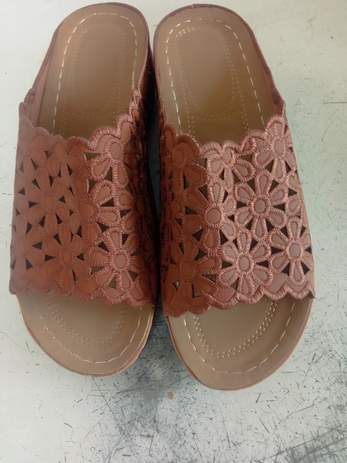 Slippers  Nieuw merk.luoluo luo maat 39, Kleding | Dames, Schoenen, Bruin, Nieuw, Ophalen of Verzenden, Luoluoluo