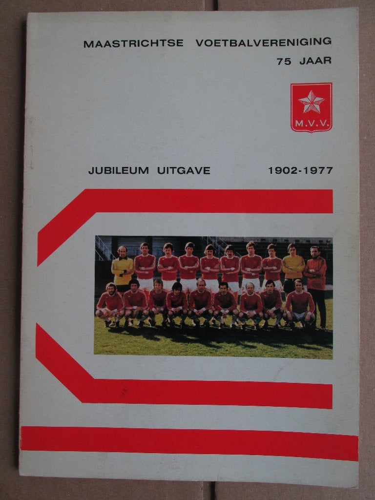 Maastricht 1977 M.V.V Maastrichtse Voetbalvereniging 75 jaar, Ophalen of Verzenden, Overige binnenlandse clubs, Boek of Tijdschrift