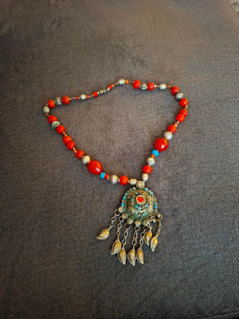 traditionele Tibetaanse of Nepalese ketting te koop, Ophalen of Verzenden, Nieuw, Rood, Zilver
