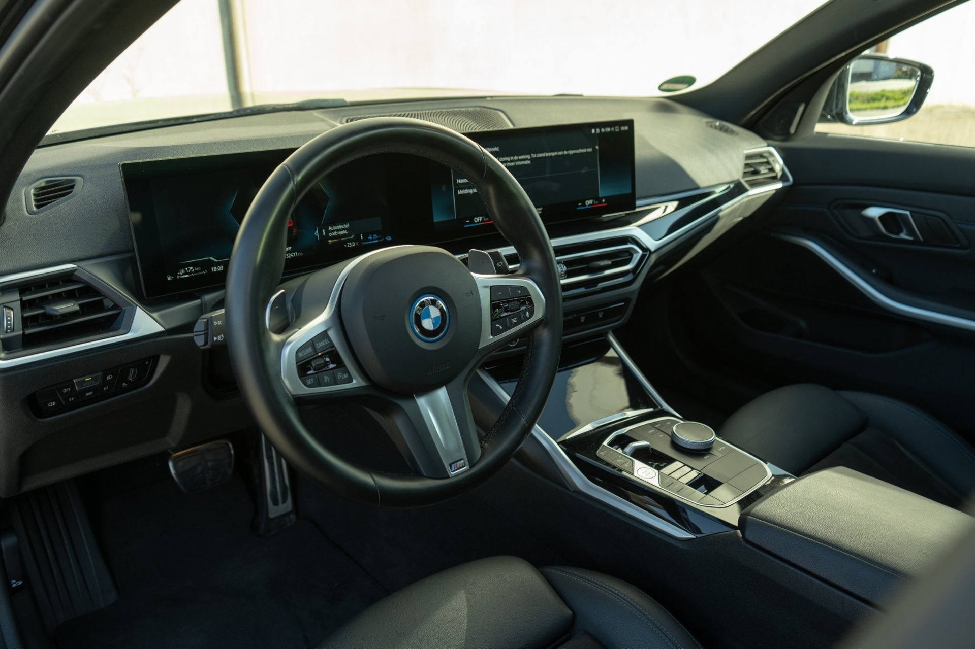 Foto 6 van BMW 3-serie Touring 320e M Sport PANO M-performance 19 Inch