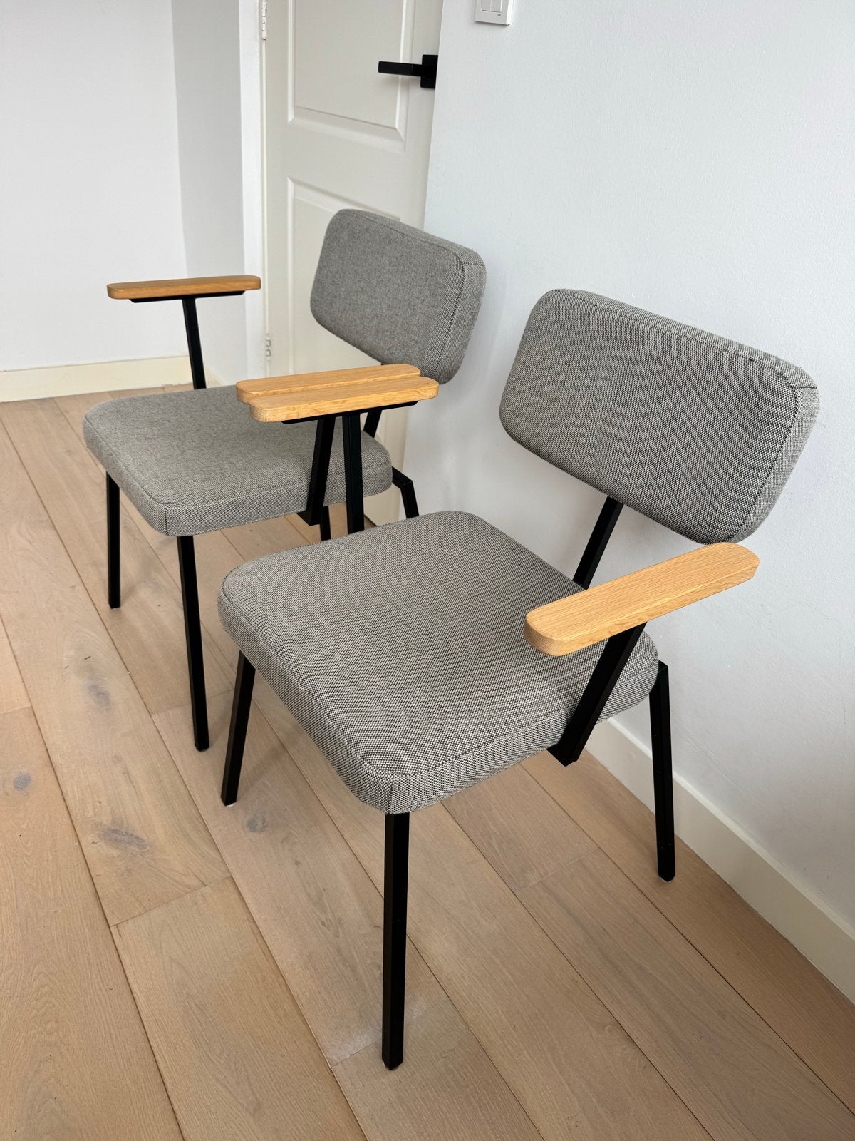 Set van 2 Studio HENK stoelen, Huis en Inrichting, Stoelen, Zo goed als nieuw, Twee, Hout, Metaal, Stof, Grijs, Ophalen