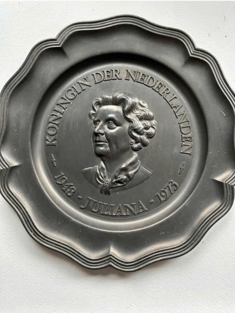 Vintage Tinnen bord Juliana Koningin Nederlanden 1948-1973, Antiek en Kunst, Ophalen of Verzenden