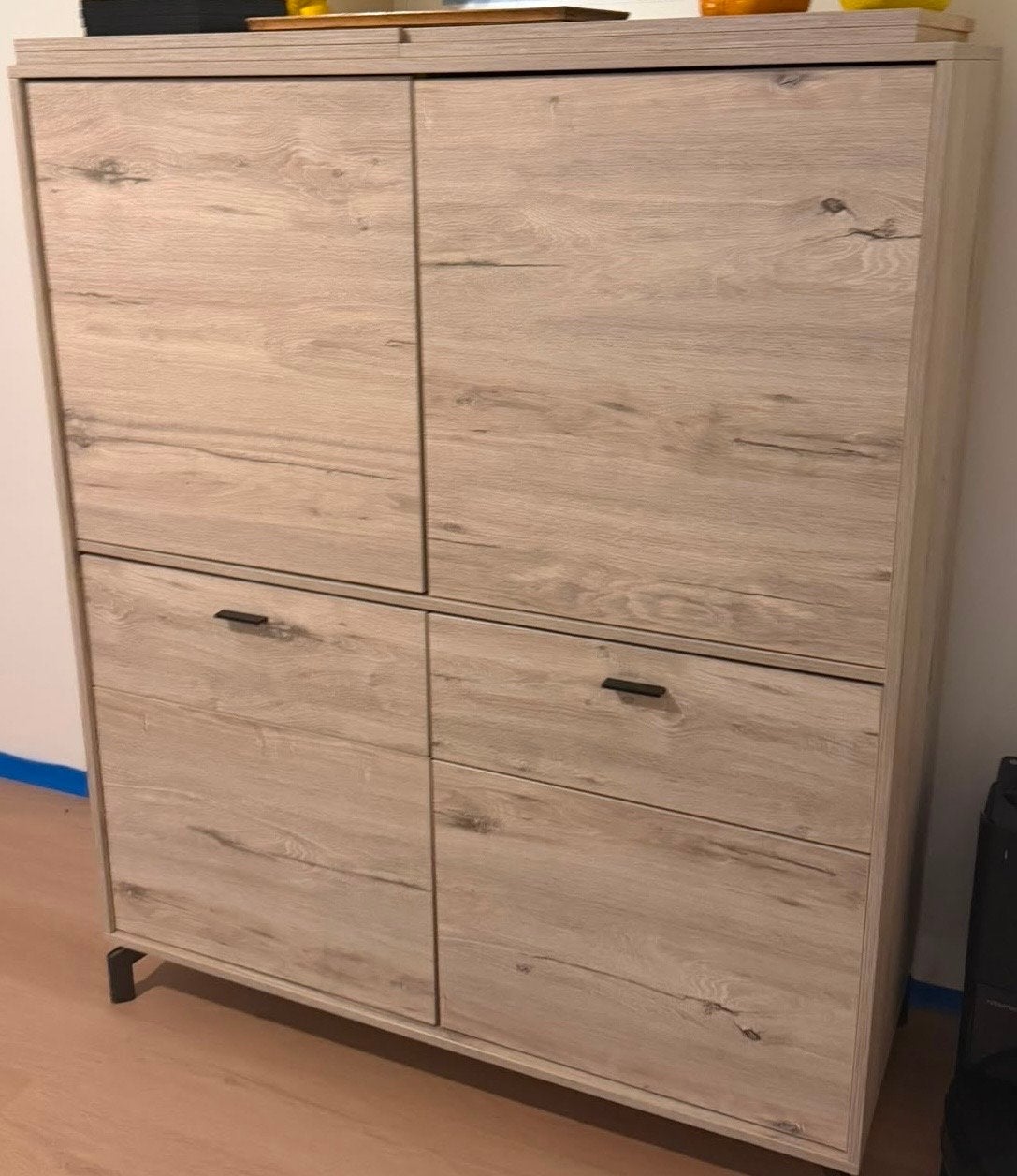 Nieuwe kast met push-to-open deuren, Ophalen, Nieuw