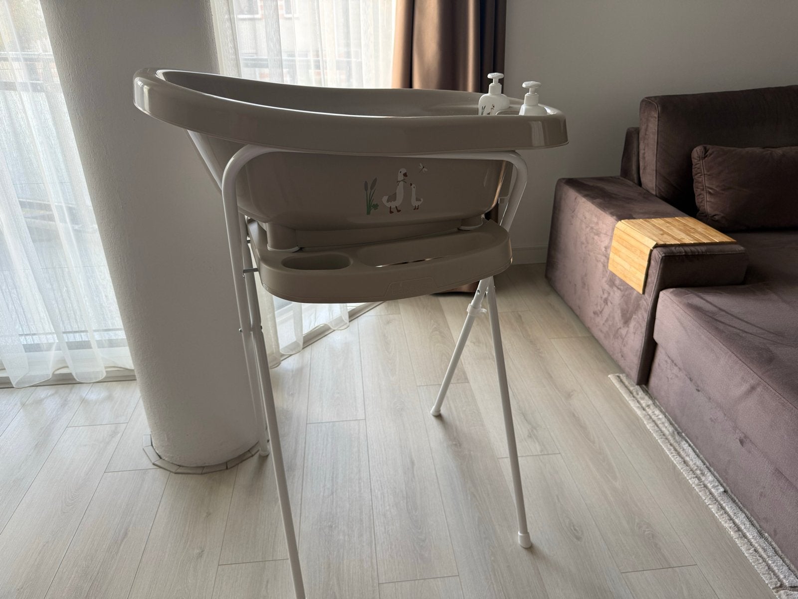 Bébé-jou babybadje met standaard en accessoires, Kinderen en Baby's, Ophalen, Zo goed als nieuw, Badje, Bébé-jou