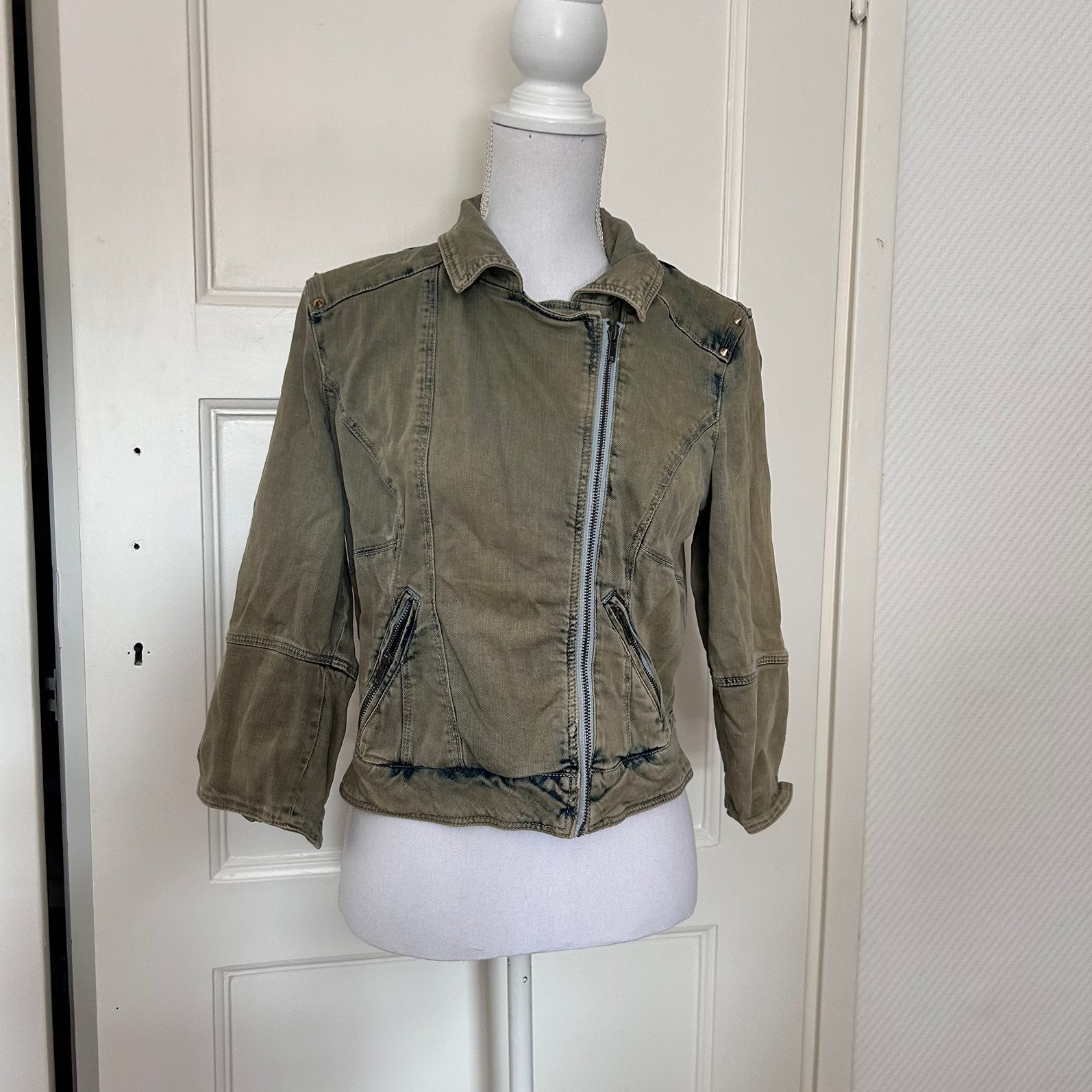 Bershka Stoer Biker Spijkerjasje Legergroen Studs – Maat S, Ophalen of Verzenden, Gedragen, Maat 36 (S), Groen