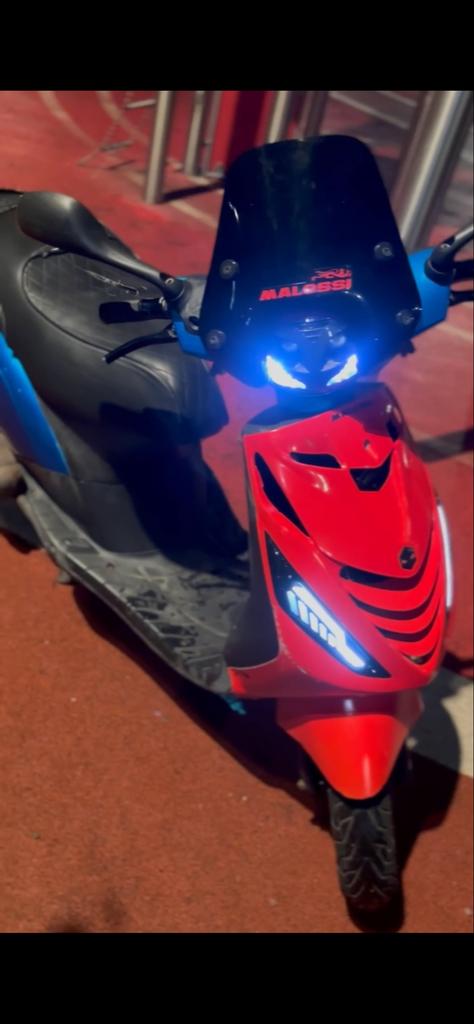 Scooter 80cc 4-takt met beschadigde achterkap en uitlaat, Fietsen en Brommers, Scooters | Piaggio, Ophalen, Zo goed als nieuw