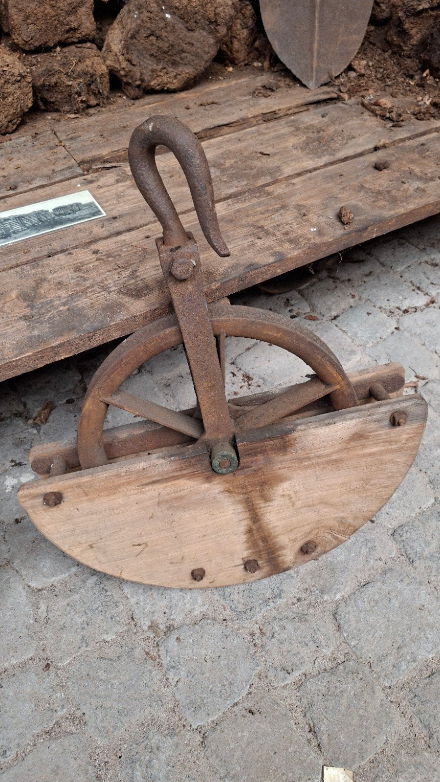 Antiek hijswiel voor verhuizingen, Ophalen