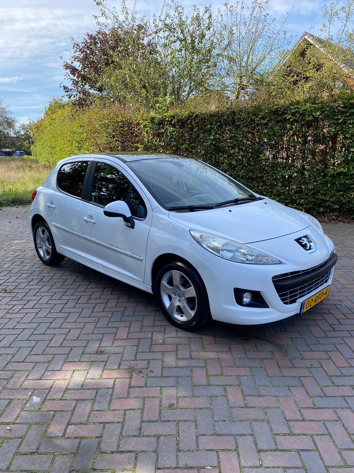 Peugeot 207 1.6 VTI 16V 5DRS 2011 Wit 6 MAANDEN GARANTIE, Voorwielaandrijving, Dealer onderhouden, Zwart, Leder en Stof