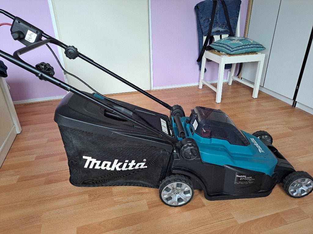 Makita grasmaaier 43cm incl accu's (2x18V) en oplader zgan, Ophalen, Accu-grasmaaier, Zo goed als nieuw, Makita