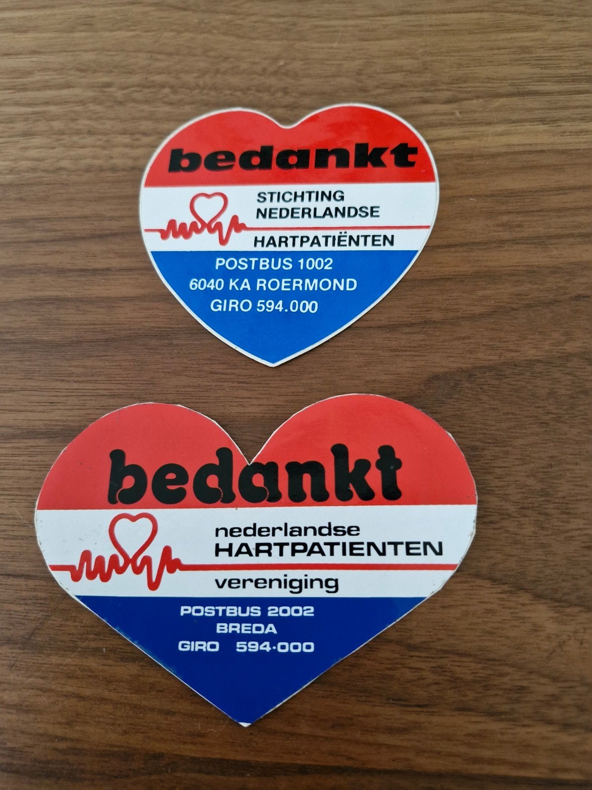 9937 Vintage Bedankt Hartpatiënten stickers (2 stuks), Verzamelen, Ophalen of Verzenden, Gebruikt, Overige typen