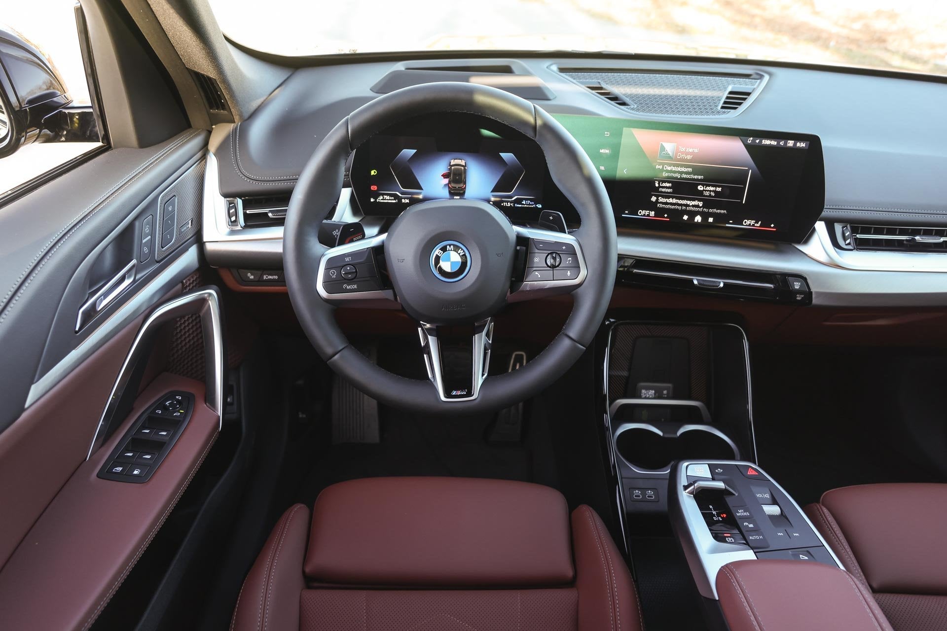 BMW X1 xDrive25e High Executive M Sport Automaat / Panoramad, Auto's, BMW, Stoelverwarming, Euro 6, Zwart, Hybride Elektrisch/Benzine