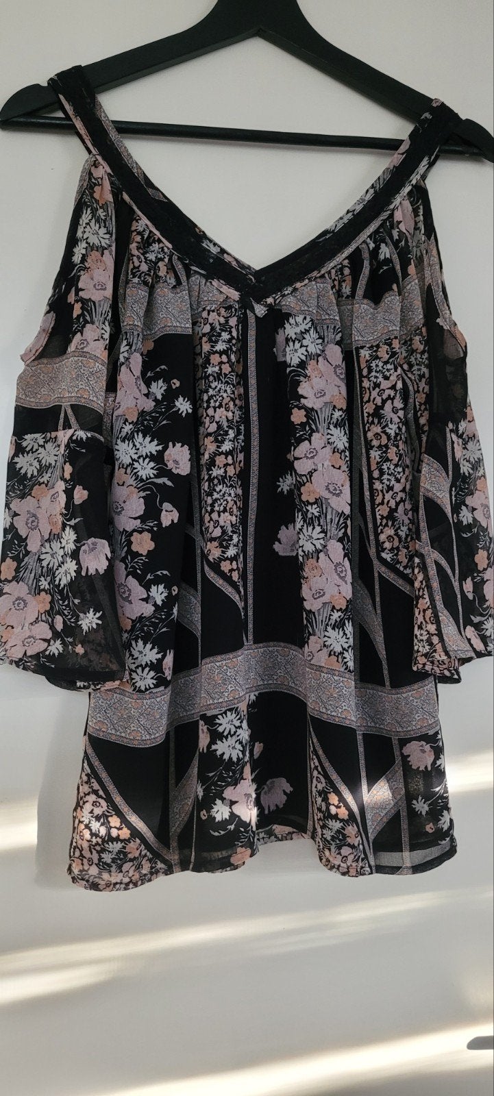 Ibiza vibe pastels/ zwart open schouders blouse 34, Maat 38/40 (M), Zwart, Ophalen of Verzenden, Korte mouw