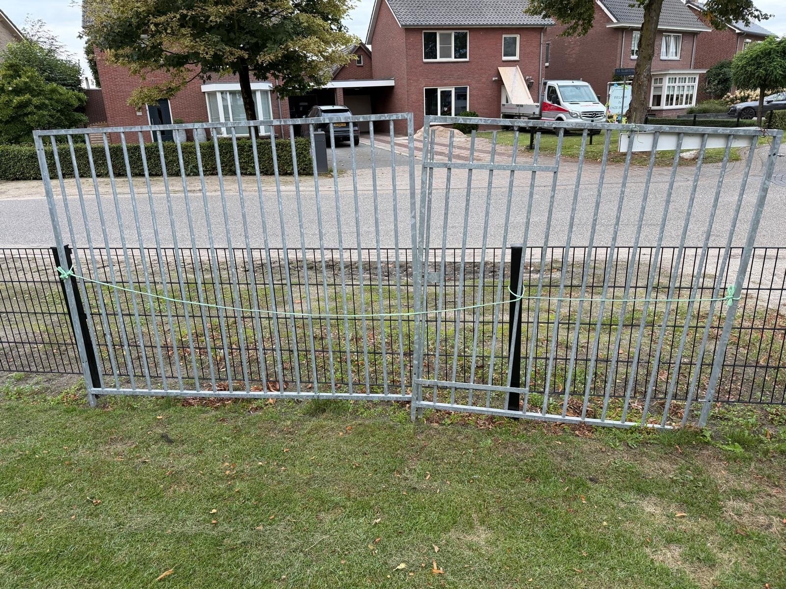 Gegalvaniseerd hekwerk met poort - Zo goed als nieuw, Tuin en Terras, Met poort, Zo goed als nieuw, IJzer, Spijlenhekwerk
