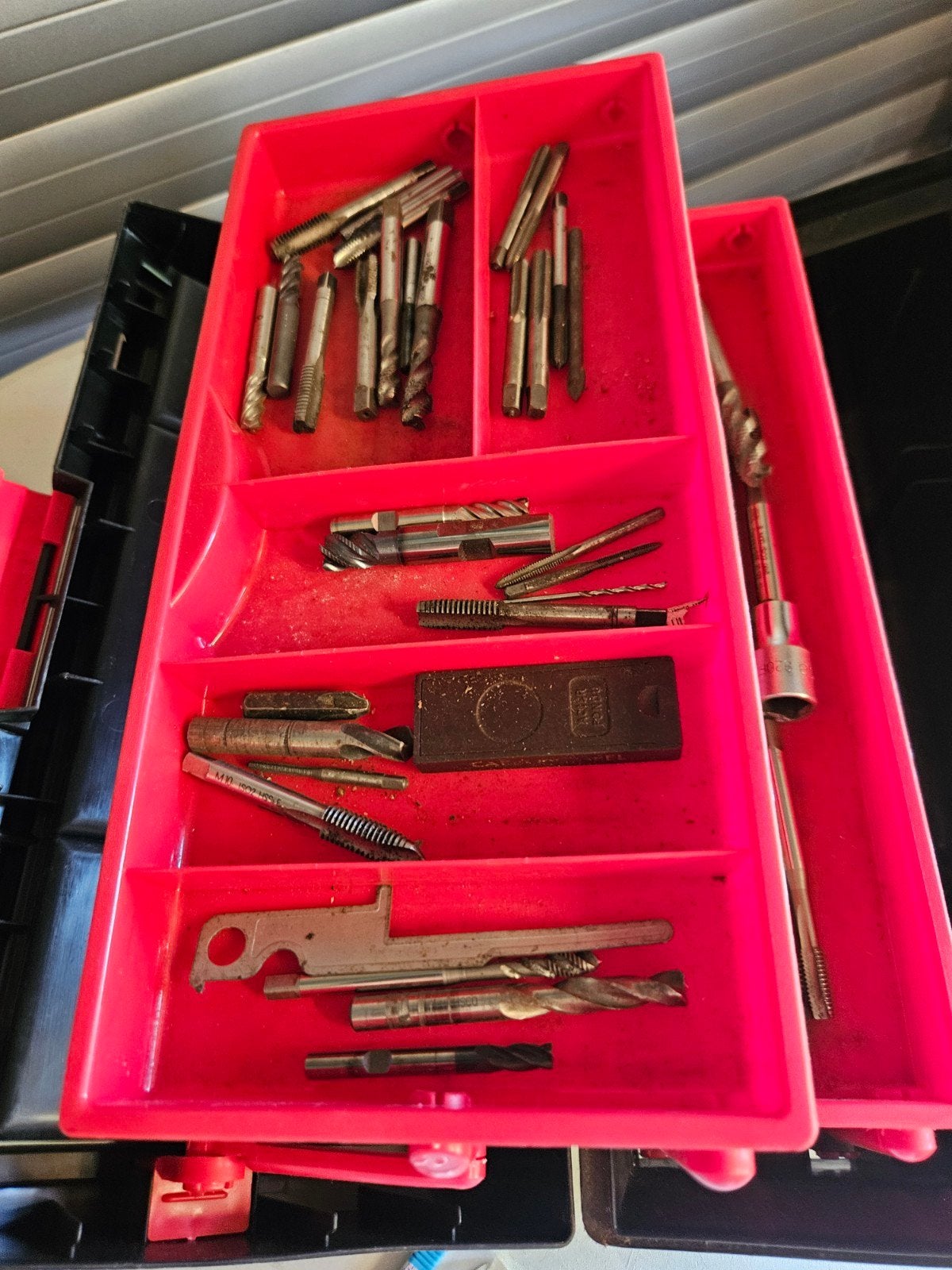 Tappenset en snijplaten in gereedschapskist, Ophalen of Verzenden, Gebruikt, Gereedschapsset, Overige merken