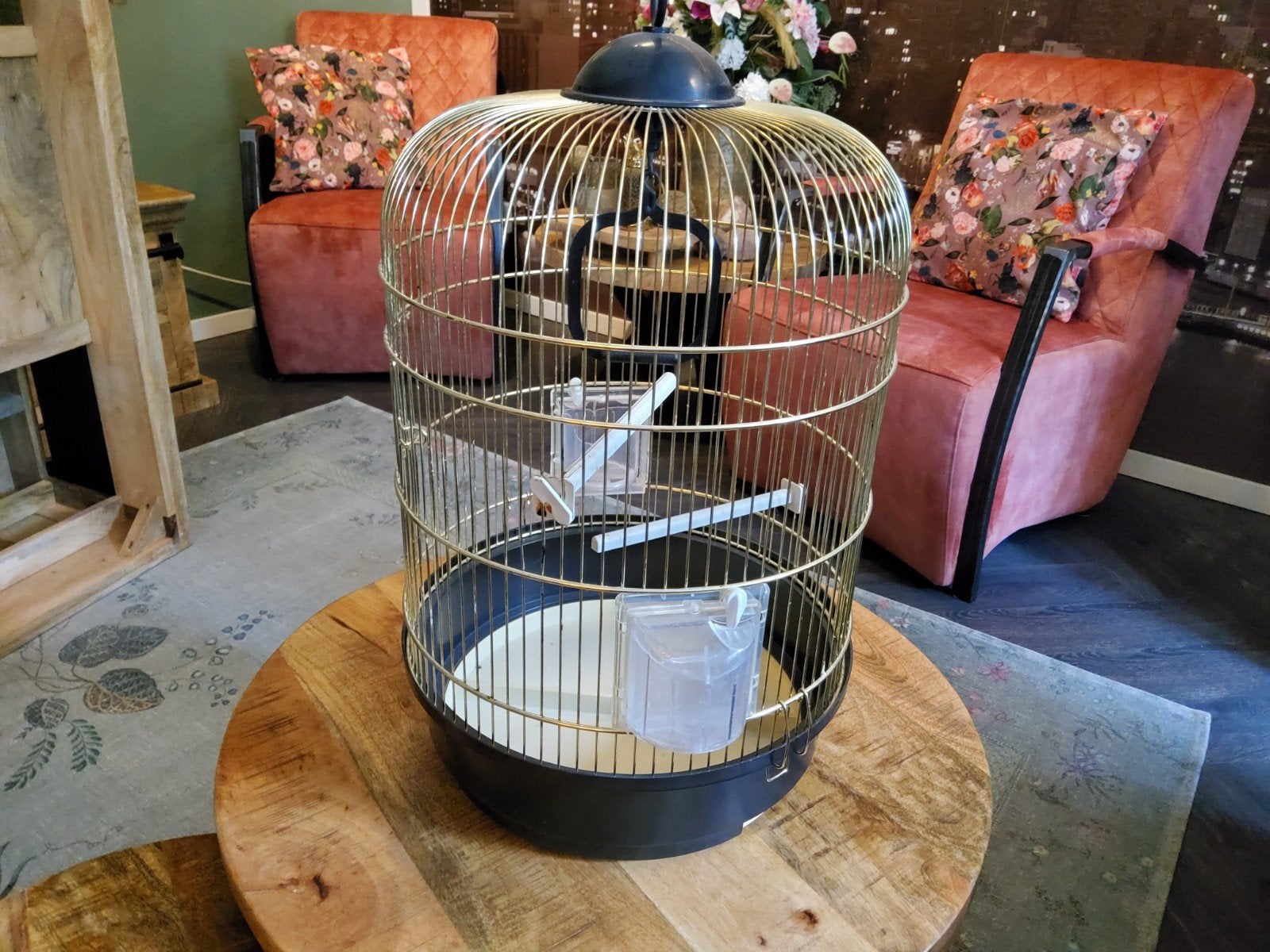 Ronde Goud kleurige vogelkooi, bak donker bruin., Ophalen of Verzenden, Metaal, Vogelkooi