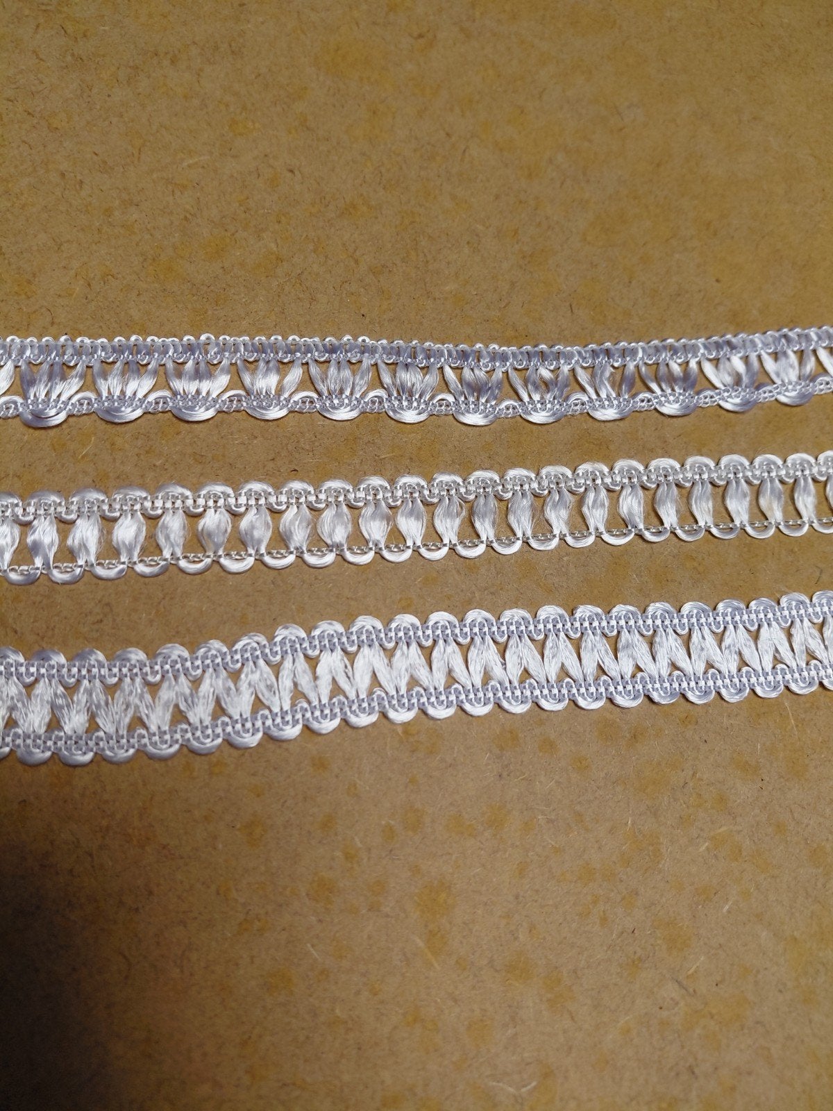 Wit sierband jaren '70 - vele meters, 1,8 cm breed, Hobby en Vrije tijd, Stoffen en Lappen, Wit, Ophalen of Verzenden, Minder dan 30 cm