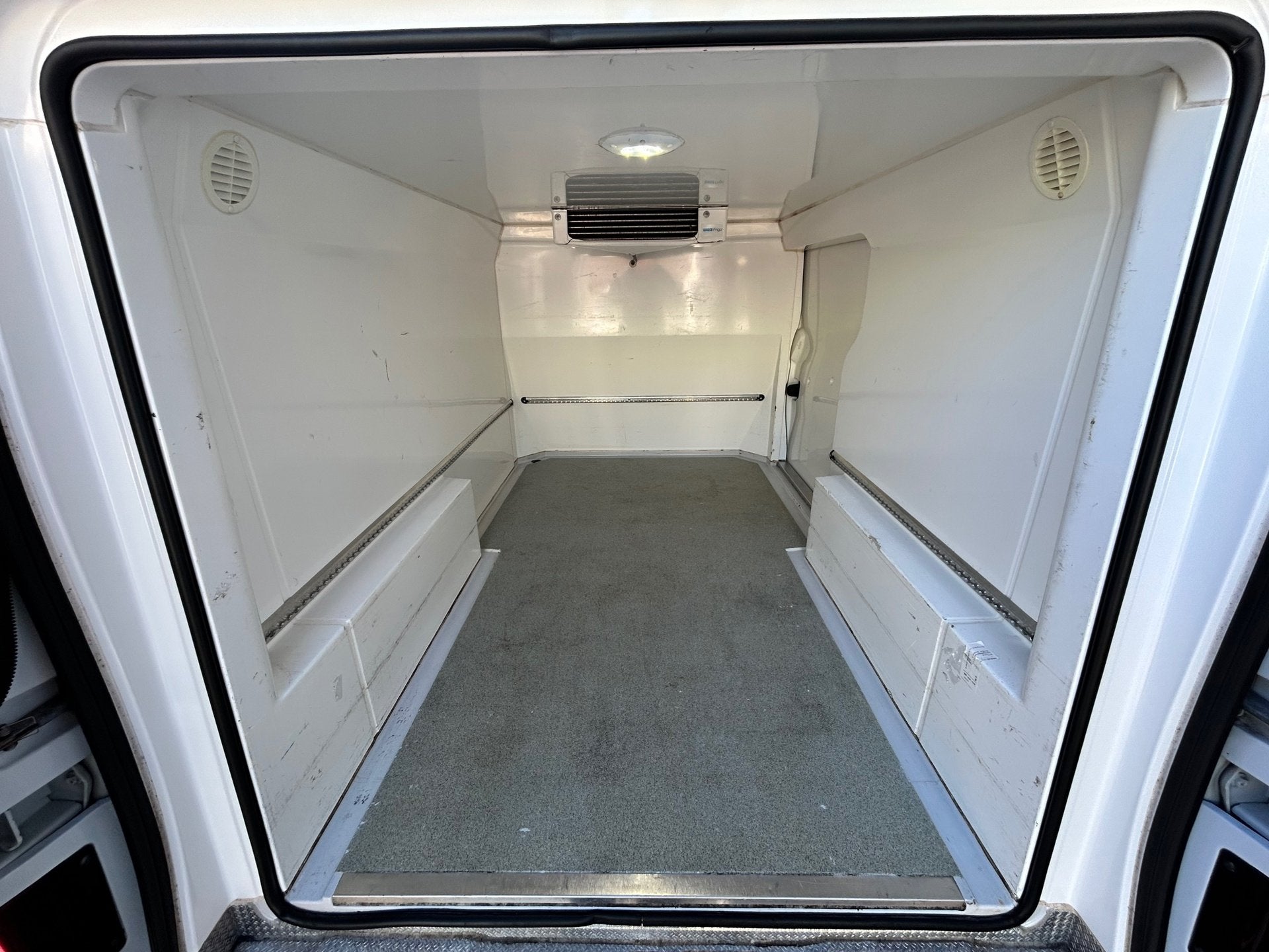Renault Trafic 1.6 dCi T29 L1H1 Koelwagen - Frigo - Kühlwag, Auto's, Bestelauto's, Voorwielaandrijving, Euro 5, Gebruikt, Zwart
