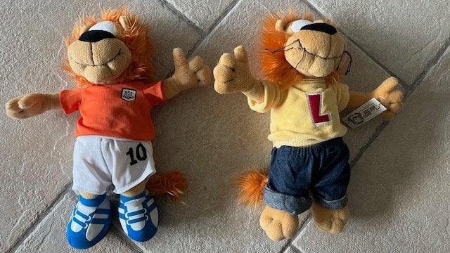 Loekie de Leeuw knuffels ( basis en oranje voetbal) 35 cm, Ophalen of Verzenden, Gebruikt, Overige typen
