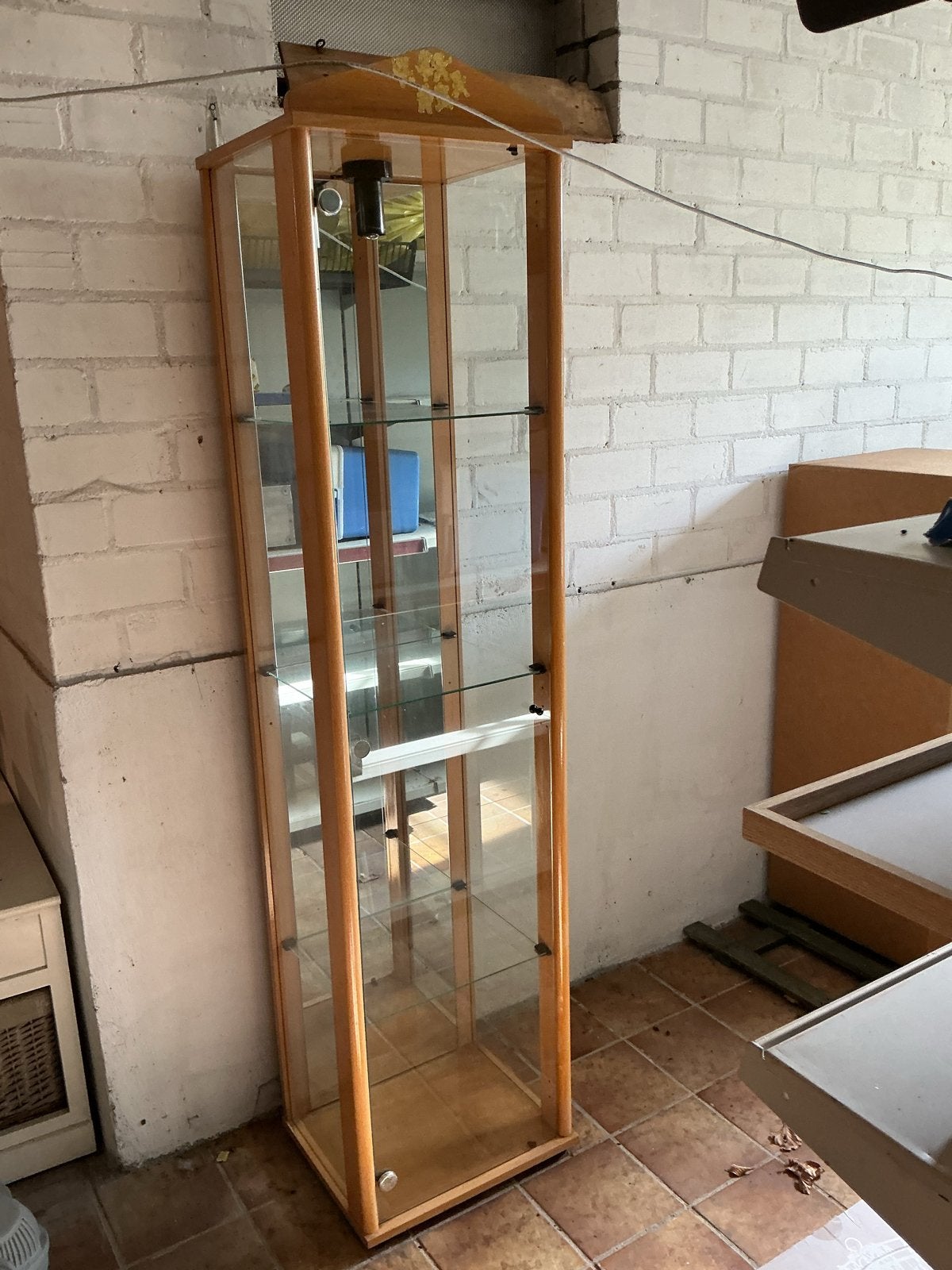 Glazen vitrinekast met houten frame, Ophalen, Met plank(en), Gebruikt, 50 tot 100 cm