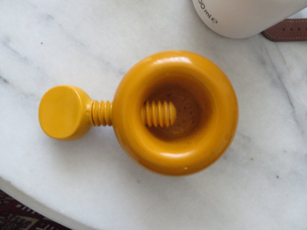Oude kunststof noten kraker, geel, space age, rond 1970, Ophalen of Verzenden